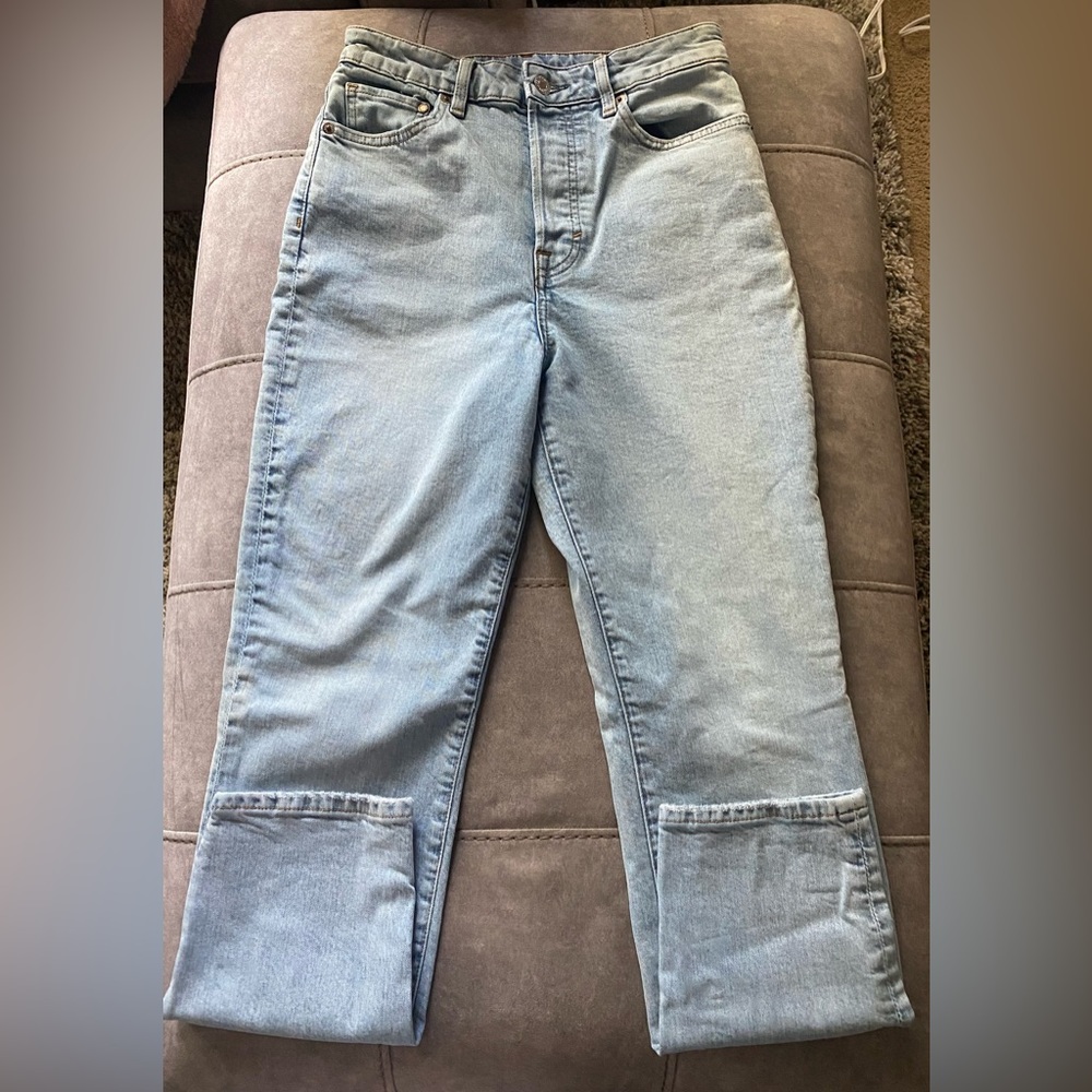 H&M Ultra High Waist Mom Jean. Size 6